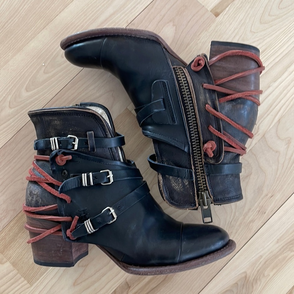 Freebird Crue black/distressed booties size 9